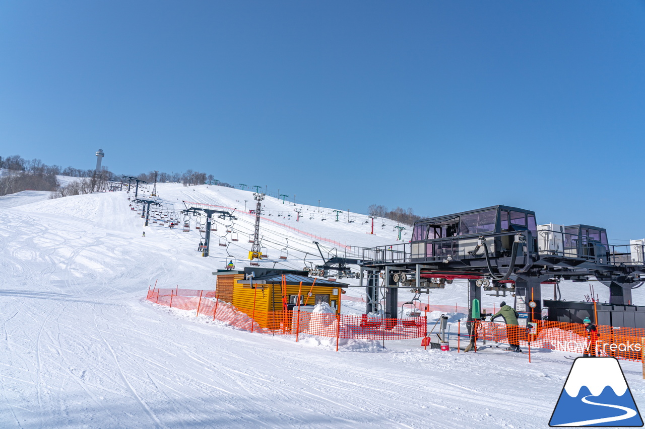 旭川サンタプレゼントパーク・マロースゲレンデ｜旭川市の街並みの向こうに北海道最高峰「旭岳」を望む大パノラマ。旭川市民御用達の絶景ゲレンデへ！